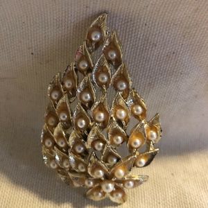 Vintage Gold-Tone, Pearl tear-drop shaped Brooch